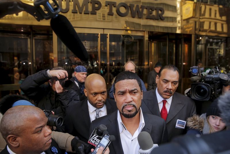 © Reuters. Pastor Scott arrives for a meeting with Presidential candidate Trump at his office in the Manhattan borough of New York