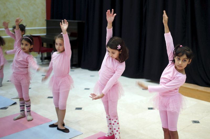 © Reuters. رقصات وكثير من اللون الوردي في مدرسة تعليم الباليه الوحيدة في غزة