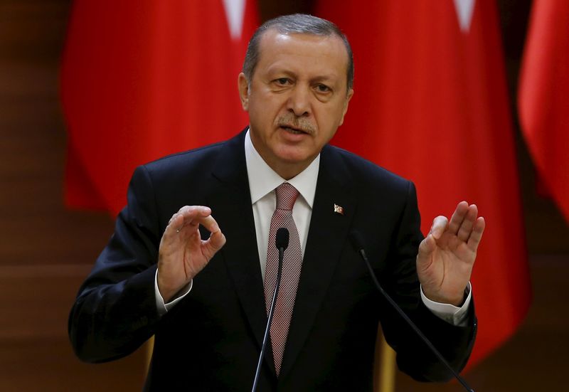 © Reuters. Turkish President Erdogan makes a speech during his meeting with mukhtars at the Presidential Palace in Ankara, Turkey