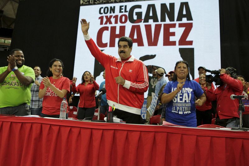 © Reuters. Venezuela's President Nicolas Maduro greets supporters as he arrives to a campaign rally with pro-government candidates for the upcoming parliamentary elections in Caracas