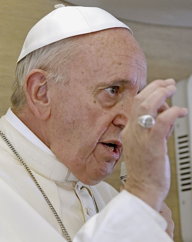 © Reuters. البابا يقول العالم يتجه نحو "الانتحار" اذا لم يتم التوصل إلى اتفاق بشأن المناخ