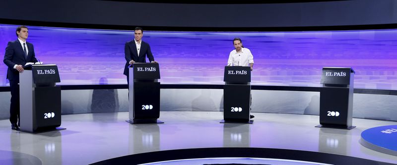 © Reuters. Sánchez, Rivera e Iglesias se disputan al electorado en ausencia de Rajoy