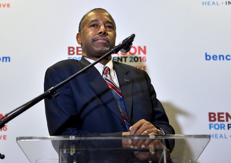 © Reuters. U.S. Republican presidential candidate Ben Carson speaks with the media after a campaign event in Pahrump, Nevada 