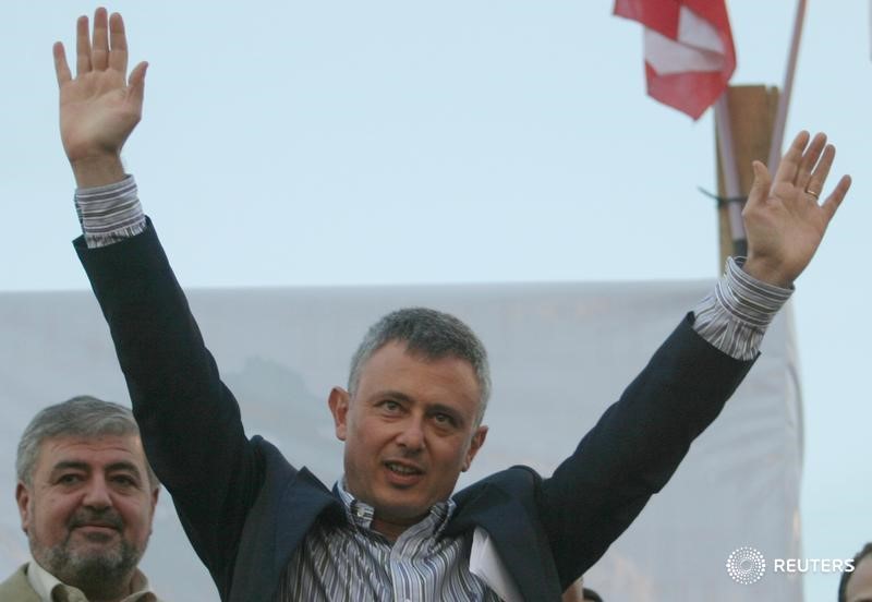 © Reuters. Senior pro-Syrian Christian opposition figure Suleiman Franjieh raises his hands to a jubilant crowd gathered at Central Beirut