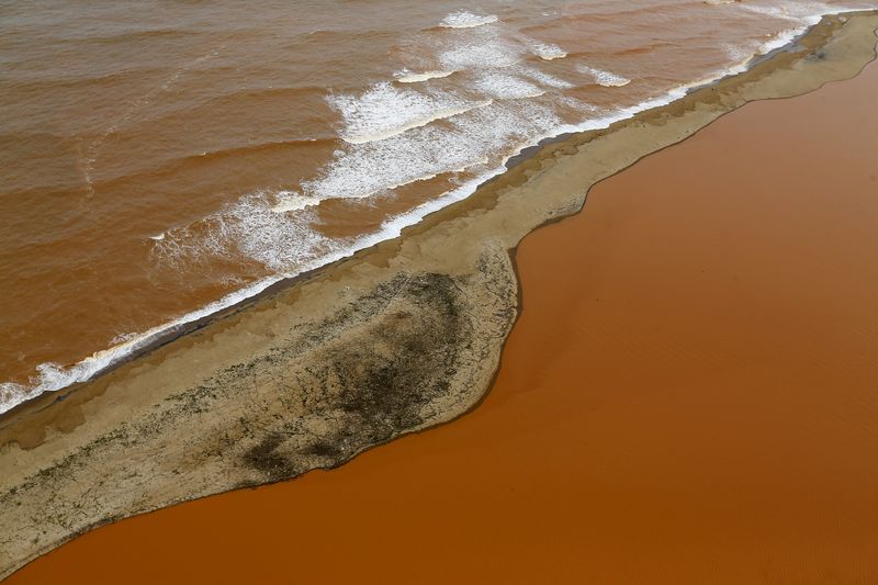 © Reuters. An aerial view of the Rio Doce, which was flooded with mud after a dam owned by Vale SA and BHP Billiton Ltd burst, at an area where the river joins the sea on the coast of Espirito Santo in Regencia Village