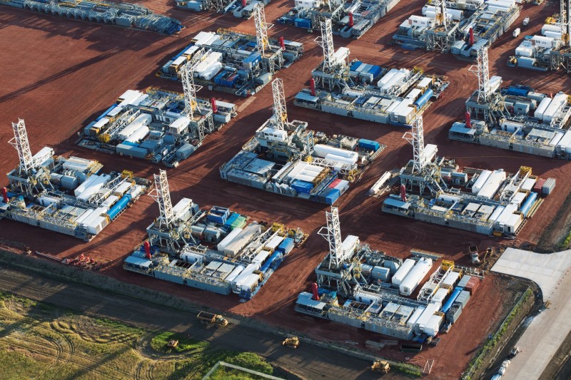 © Reuters. Stacked rigs are seen along with other idled oil drilling equipment at a depot in Dickinson