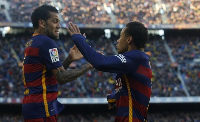 © Reuters. ENTREVISTA - Neymar puede definir una era, dice Dani Alves