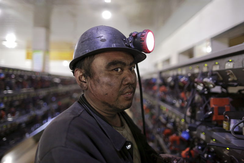 © Reuters. Un operaio a lavoro in Cina 