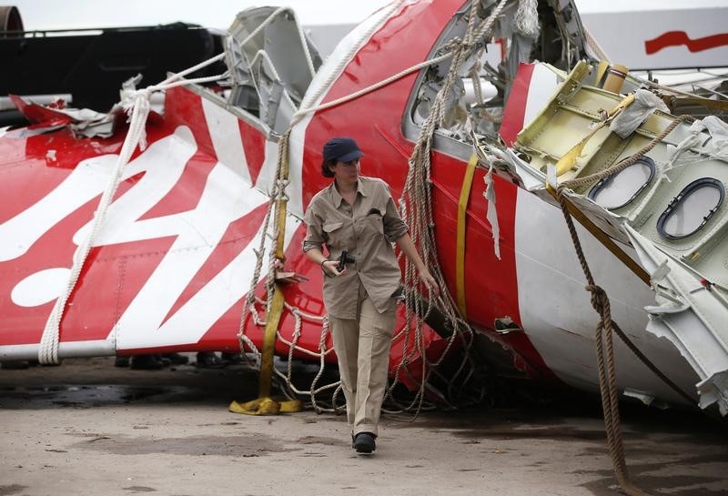 © Reuters. Un fallo mecánico y respuesta de la tripulación, entre causas del siniestro de AirAsia