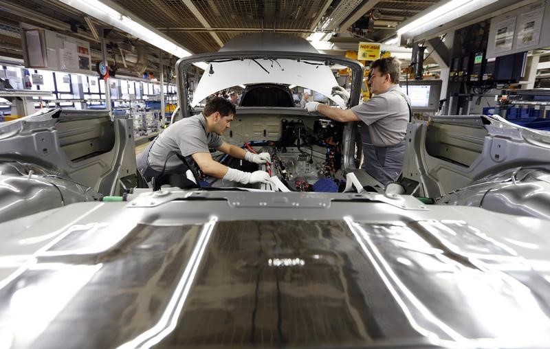 © Reuters. Worker assembles new Porsche 911 sports car at Porsche factory in Stuttgart