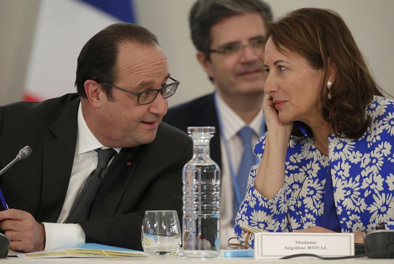 © Reuters. French President Hollande speaks with French Ecology Minister Royal as they attend  "The Climate Challenge and African solutions" event during the World Climate Change Conference 2015 at Le Bourget
