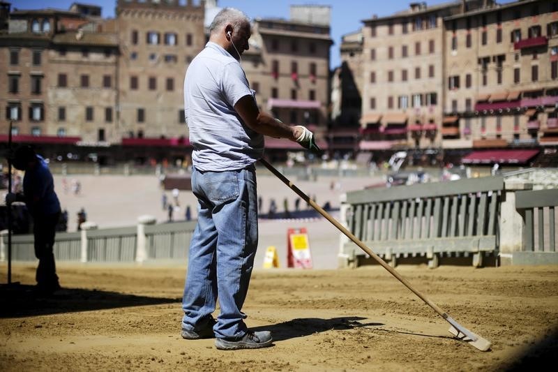 © Reuters. Un operaio a lavoro 