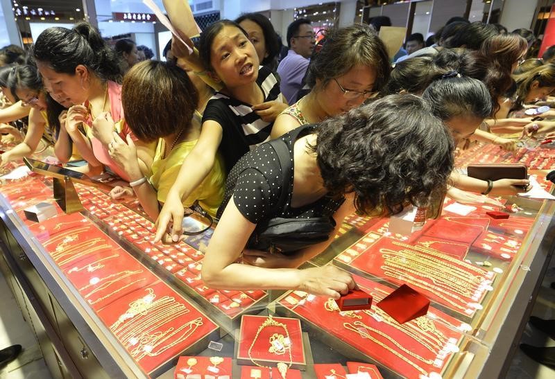 © Reuters. Ювелирный магазин в Тайюане