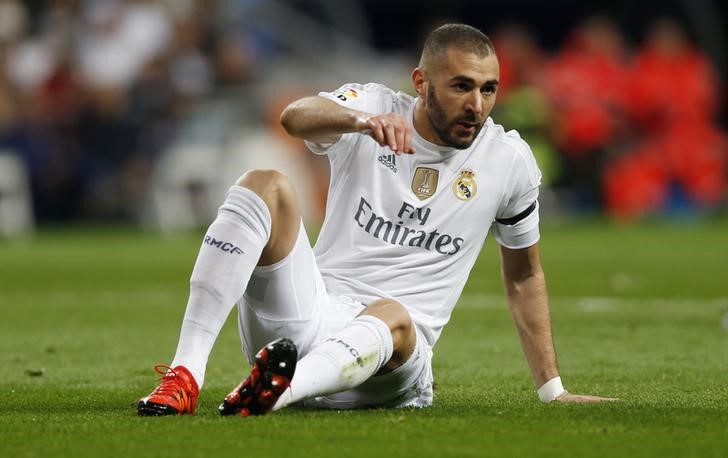 © Reuters. Atacante do Real Madrid Karim Benzema durante partida contra o Barcelona, na Espanha