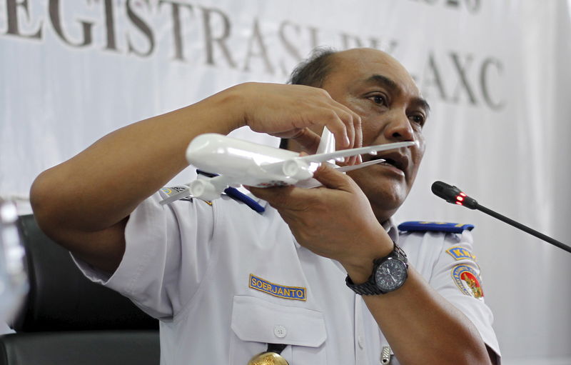 © Reuters. محققون: مشاكل في نظام التوجيه وتصرفات الطاقم من أسباب تحطم طائرة إندونيسية