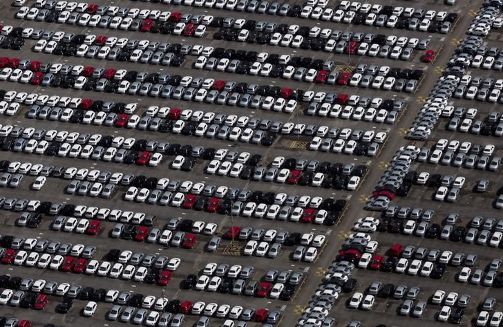 © Reuters. Pátio de veículos da Volkswagen em fábrica em São José dos Campos (SP).