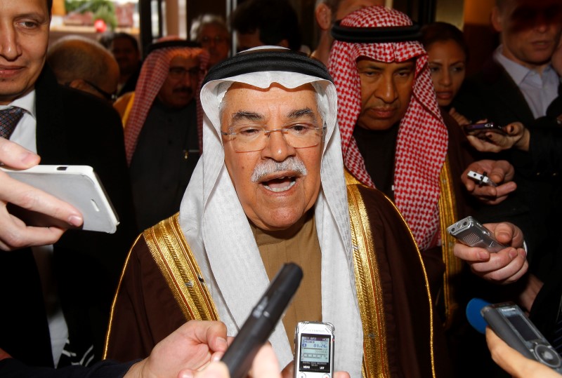 © Reuters. Saudi Arabian Oil Minister al-Naimi arrives at his hotel ahead of a meeting of OPEC oil ministers in Vienna