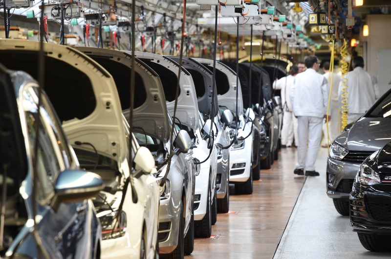 © Reuters. LE MARCHÉ AUTOMOBILE ALLEMAND DEVRAIT CROÎTRE DE 4% EN 2015