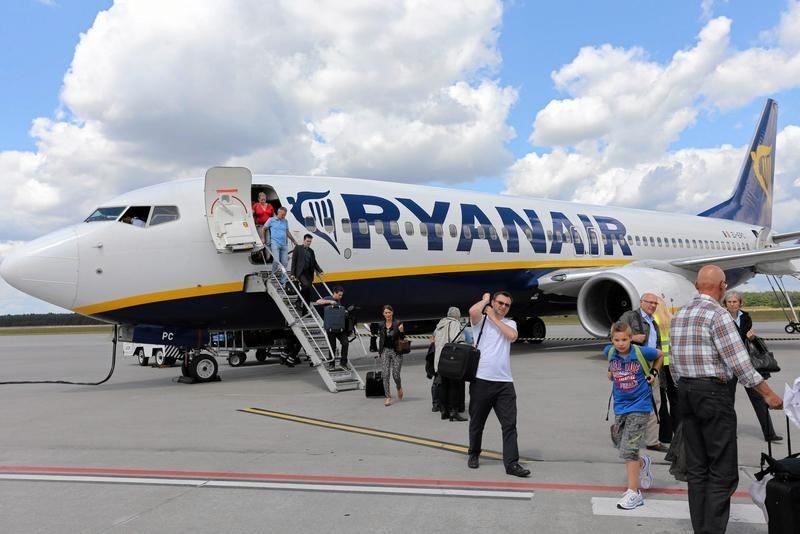 © Reuters. File photo of passangers leaving a Ryanair aircraft at Modlin airport near Warsaw