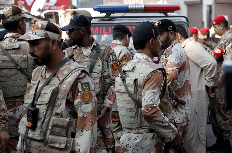 © Reuters. مقتل جنديين باكستانيين في هجوم نادر بمدينة كراتشي