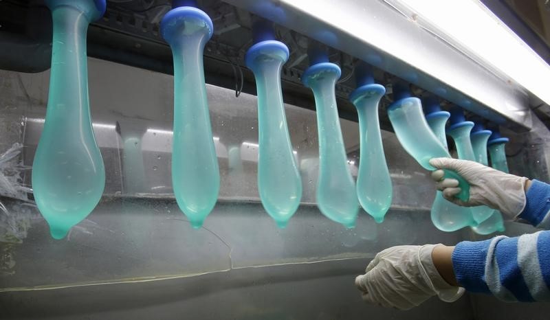 © Reuters. Funcionário testando preservativos em fábrica em Pontian, Malásia