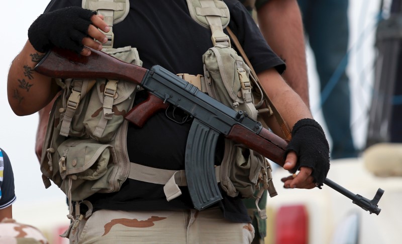 © Reuters. A member of the military guards a protest against candidates for a national unity government proposed by U.N. envoy for Libya Bernardino Leon, in Benghazi