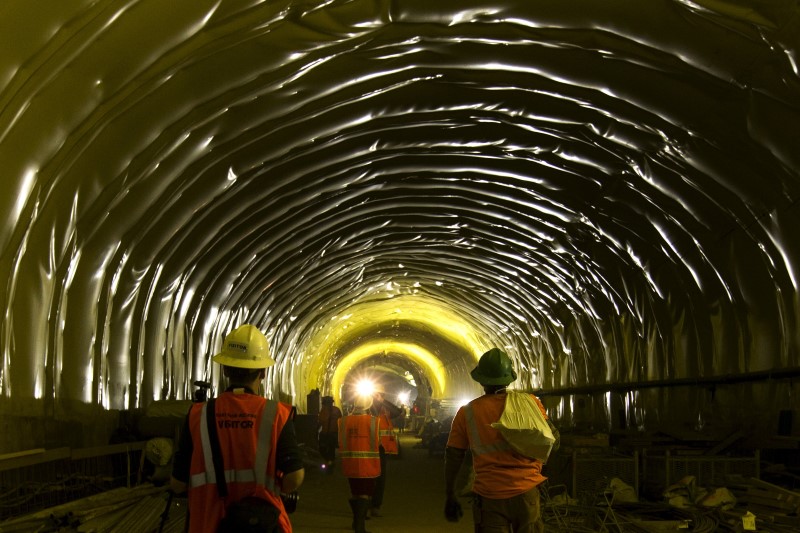 © Reuters. Media and workers walk in a tunnel in the East Side Access project, more than 15 stories beneath Midtown Manhattan where workers are building a new terminal for the Long Island Railroad in New York