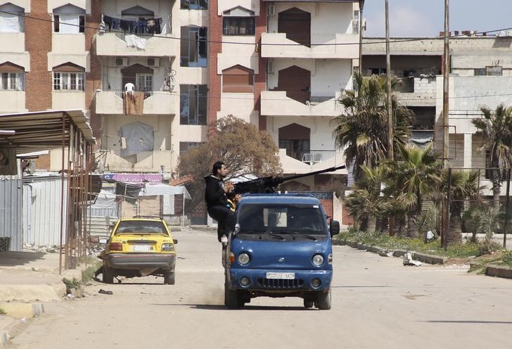© Reuters. Сирийские повстанцы в районе Хомса Ваер 