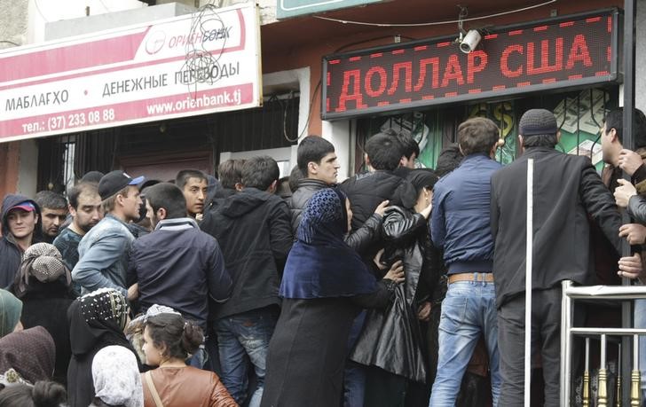 © Reuters. Толпа у обменного пункта в Душанбе 