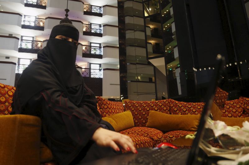 © Reuters. خطوات بسيطة صوب حقوق المرأة والديمقراطية في انتخابات السعودية