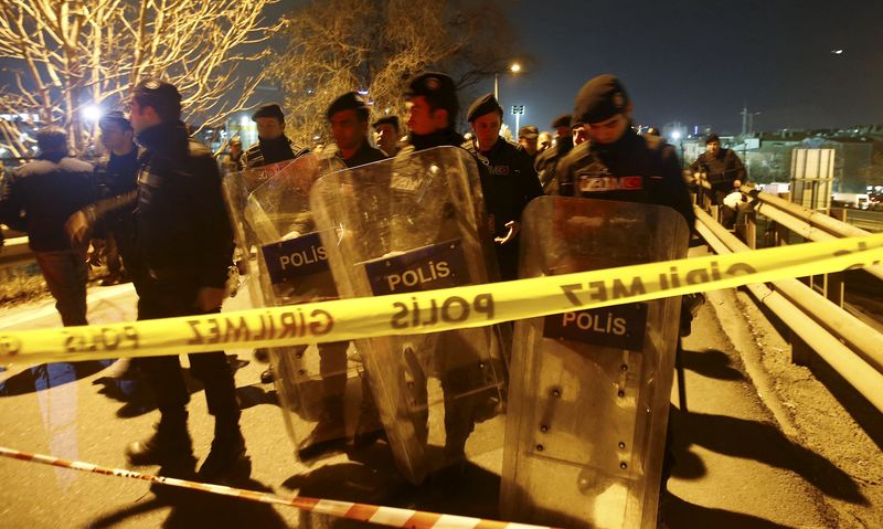 © Reuters. Cinco heridos en explosión de una bomba cerca del metro de Estambul -alcalde
