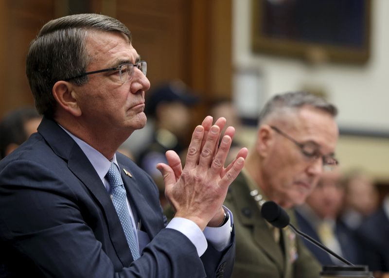 © Reuters. U.S. Defense Secretary Carter and Joint Chiefs Chairman Marine Corps General Dunford Jr., testify before House Armed Services Committee in Washington