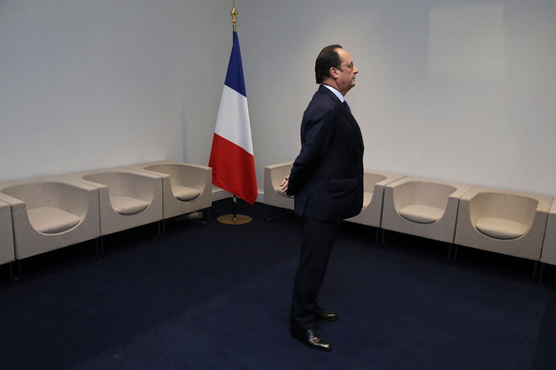 © Reuters. صعود ثقة الفرنسيين في أولوند بعد هجمات باريس