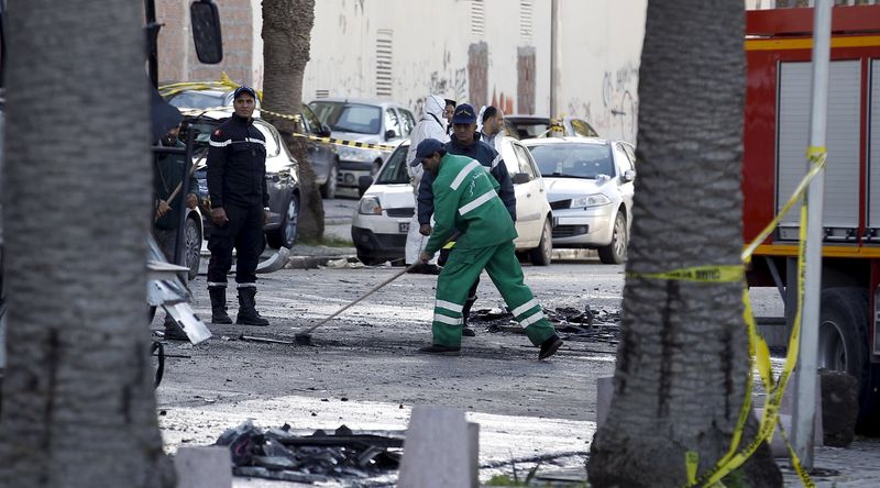 © Reuters. تونس تقيل خمسة مسؤولين أمنيين كبار بعد أسبوع من هجوم على حافلة لحرس الرئيس