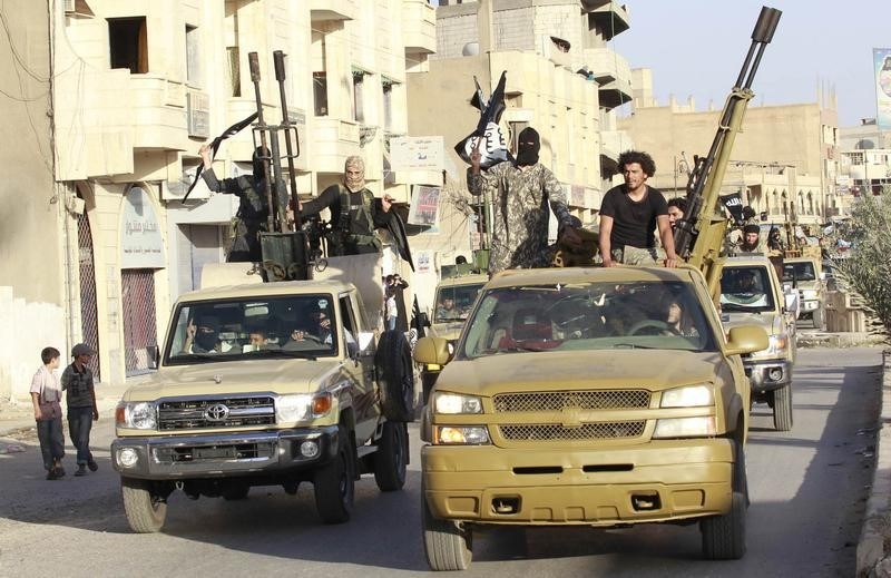 © Reuters. دراسة: أنصار تنظيم الدولة الإسلامية على الانترنت بينهم 300 أمريكي
