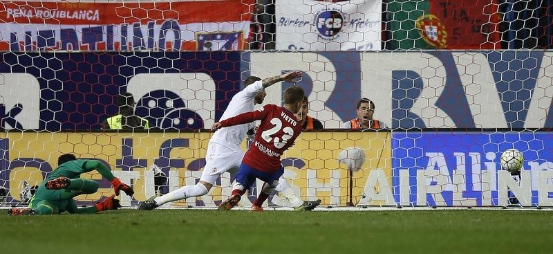 © Reuters. فيتو وساؤول ينقذان اتليتيكو مدريد من فخ ريوس في كأس ملك اسبانيا