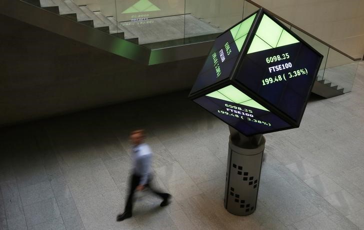 © Reuters. A man walks through the lobby of the London Stock Exchange in London