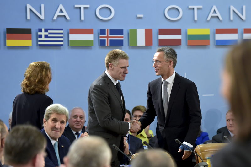 © Reuters. Secretário-geral da Otan, Jens Stoltenberg, recebe o chanceler de Montenegro, Igor Luksic, em Bruxelas