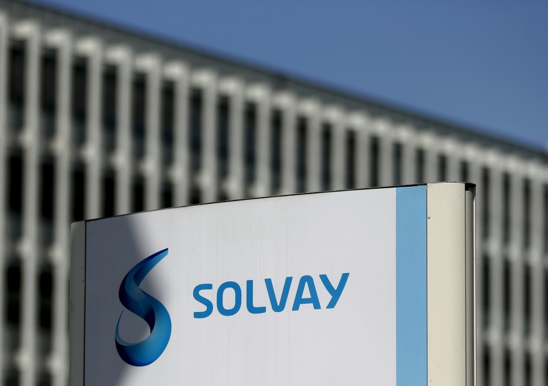 © Reuters. The logo of Belgian chemical group Solvay is pictured at its headquarters in Brussels