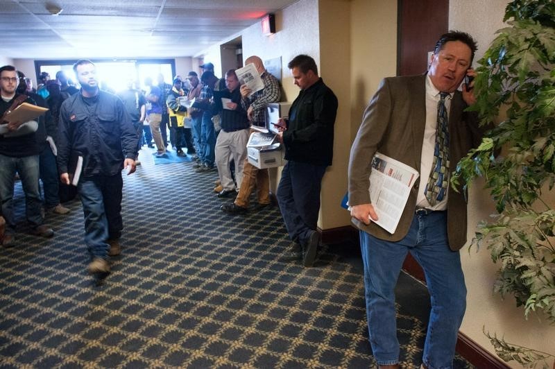 © Reuters. Jobseekers attend a job fair in Williston, North Dakota