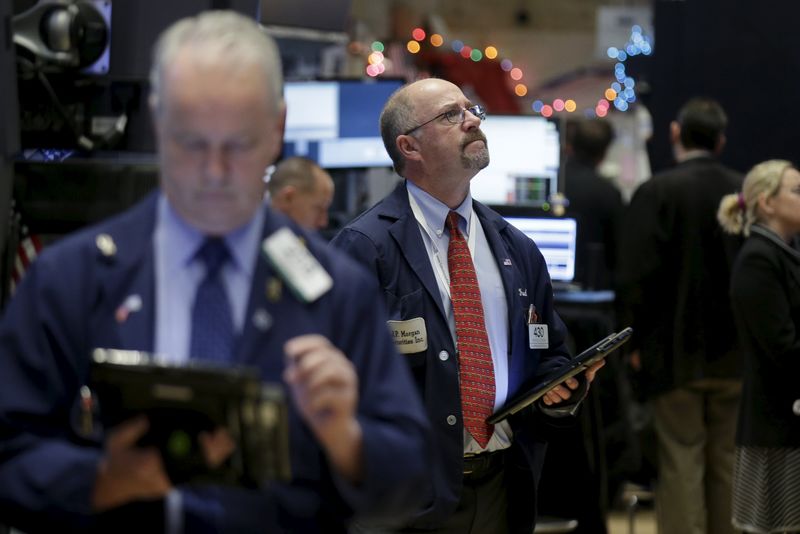 © Reuters. Traders work on the floor of the New York Stock Exchange