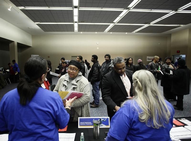 © Reuters. People attend a job fair in Detroit