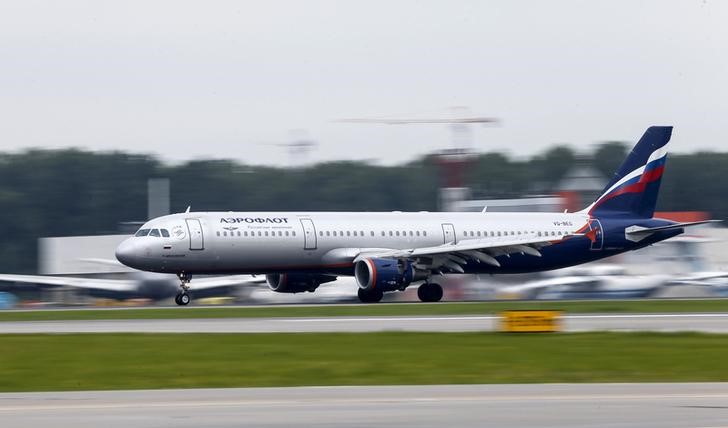 © Reuters. Самолет Airbus A321 компании Аэрофлот совершает посадку в аэропорту Шереметьево 