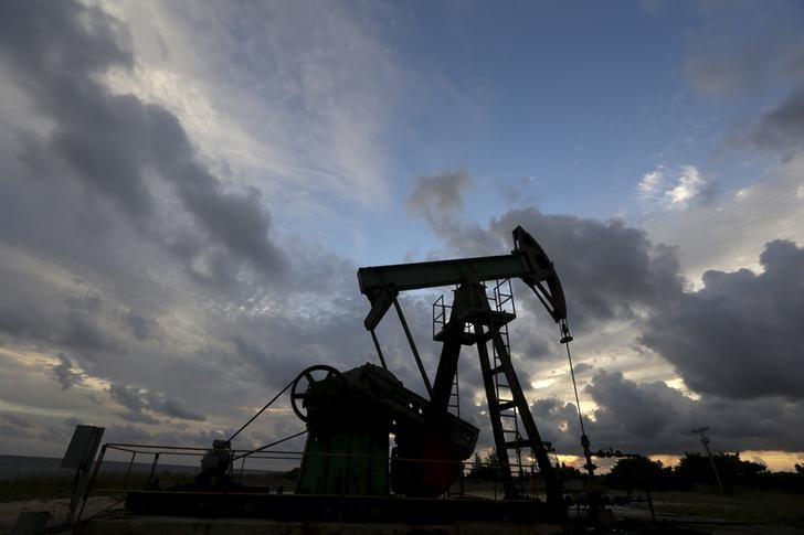 © Reuters. An oil pump of Cuba's state-run CUPET is pictured near the coast in Mayabeque province