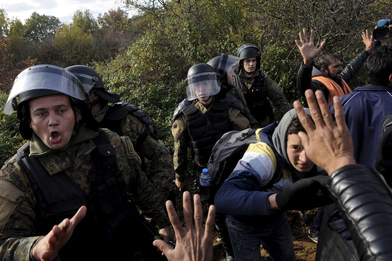 © Reuters. مهاجرون تقطعت بهم السبل يشتبكون مع الشرطة على حدود اليونان ومقدونيا