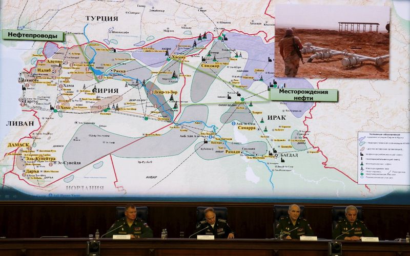 © Reuters. Funcionários do Ministério da Defesa russo apresentam mapa com a fronteira de Síria e Turquia, em Moscou