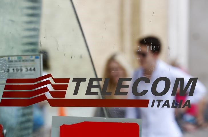 © Reuters. Logo Telecom Italia su una cabina telefonica a Roma.