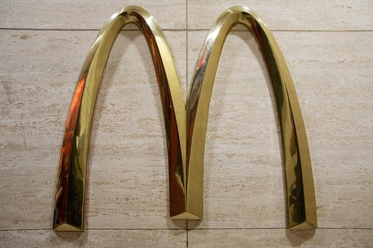 © Reuters. UE está dispuesta a investigar acuerdo fiscal entre McDonald's y Luxemburgo