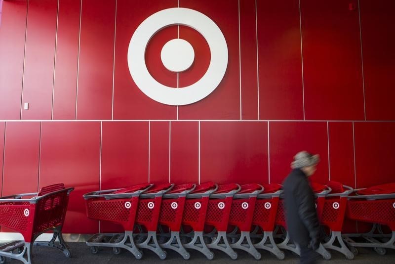 © Reuters. A man walks by shopping carts during the going-out-of-business sale at Target Canada in Toronto