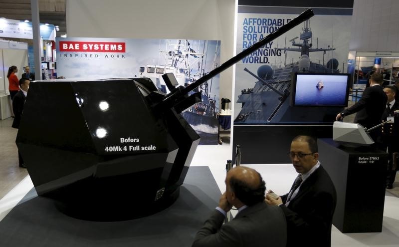 © Reuters. Visitors look at a full scale model of BAE Systems' Bofors models 40 MK-4 Naval Gun Systems at the MAST Asia 2015 in Yokohama